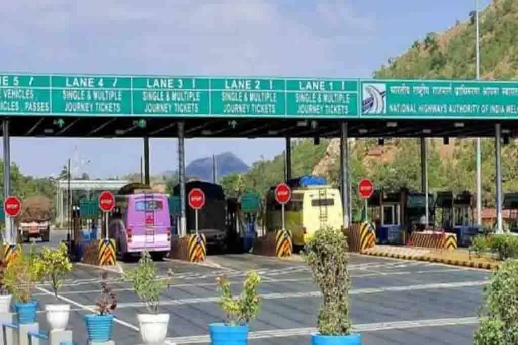 Toll Plazas Decoded: आपकी सड़क यात्रा पर समय और पैसा बचाने के लिए 3 आवश्यक युक्तियाँ